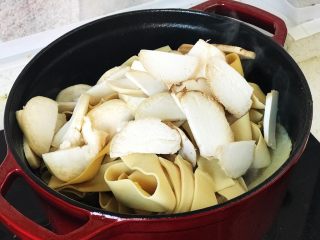 铸铁珐琅锅·黄焖鸡米饭,然后加入杏鲍菇片；