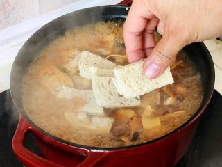 铸铁珐琅锅·黄焖鸡米饭,15分钟后开盖，放入面筋炖5分钟；