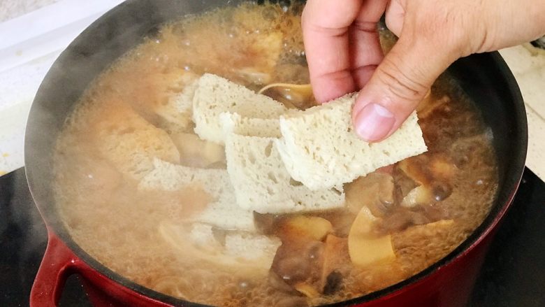 铸铁珐琅锅·黄焖鸡米饭,15分钟后开盖，放入面筋炖5分钟；