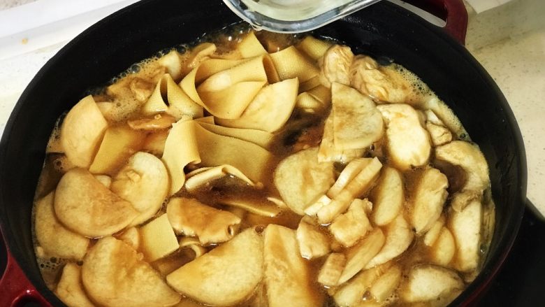 铸铁珐琅锅·黄焖鸡米饭,再加热水刚好没过食材即可；
