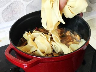 铸铁珐琅锅·黄焖鸡米饭,放入豆腐皮；
