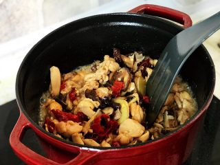 铸铁珐琅锅·黄焖鸡米饭,翻炒均匀；