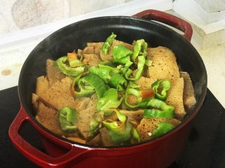 铸铁珐琅锅·黄焖鸡米饭,再放入青椒，加盖焖1分钟；