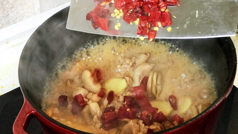 铸铁珐琅锅·黄焖鸡米饭,然后加入干红辣椒圈；