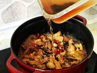 铸铁珐琅锅·黄焖鸡米饭,再倒入泡香菇的水；
