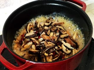 铸铁珐琅锅·黄焖鸡米饭,再放入香菇；