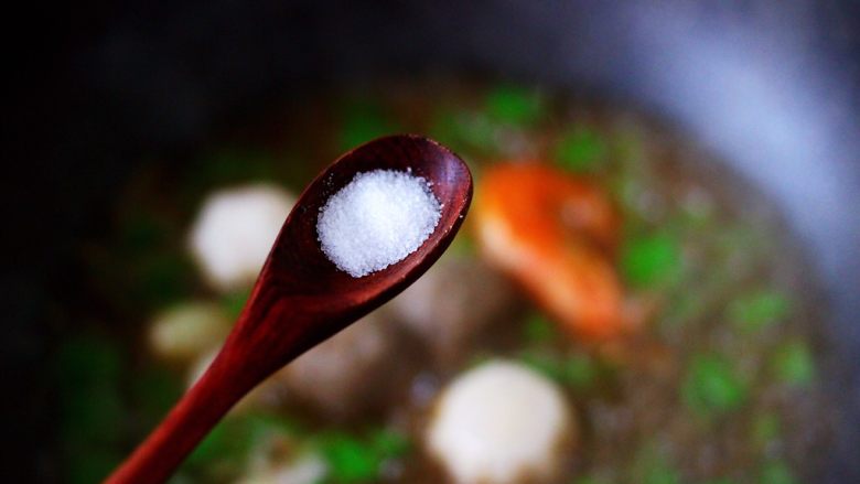 芸豆什锦丸子鸡蛋面,再根据个人口味加入适量的盐调味后