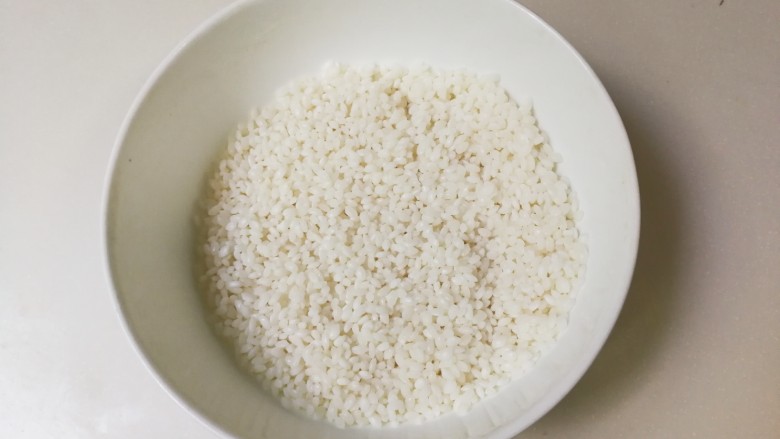 豇豆饭,大米清洗干净，清水浸泡十分钟沥干水