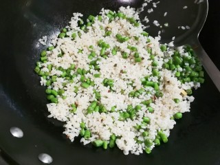 豇豆饭,翻炒水汽至干，米的焦香味出来
