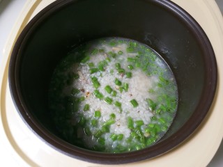 豇豆饭,将炒好的豇豆大米盛出放到电饭锅内胆里面，放入和食材平齐的热水