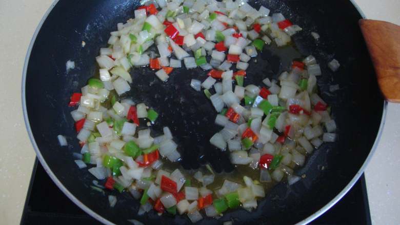 新加坡名菜：黑胡椒蟹,黄油化开，放入洋葱粒、青红椒粒炒香