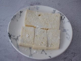 锅塌豆腐,豆腐切成长方块，加入少许盐抹匀，再在表面裹上淀粉备用