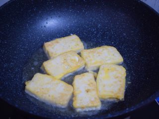 锅塌豆腐,小火煎至双面表面金黄色