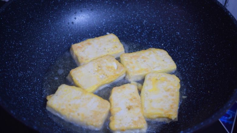锅塌豆腐,小火煎至双面表面金黄色