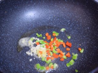 锅塌豆腐,锅中留少许底锅，放入蒜姜和青红椒炒出香味