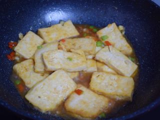 锅塌豆腐,小心翻炒至豆腐都裹上酱汁