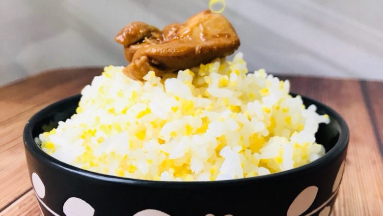 黄焖鸡米饭,别忘了焖一锅米饭。一定要配东北的米饭来吃哟