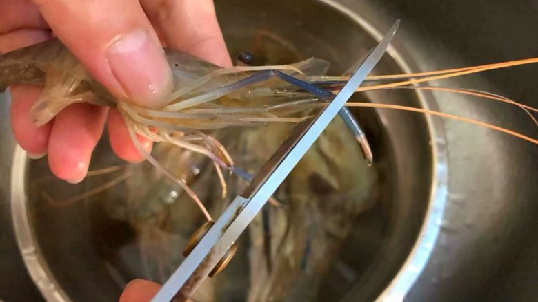 油爆虾,虾用淡盐水浸泡半个小时，冲洗干净，剪掉虾须