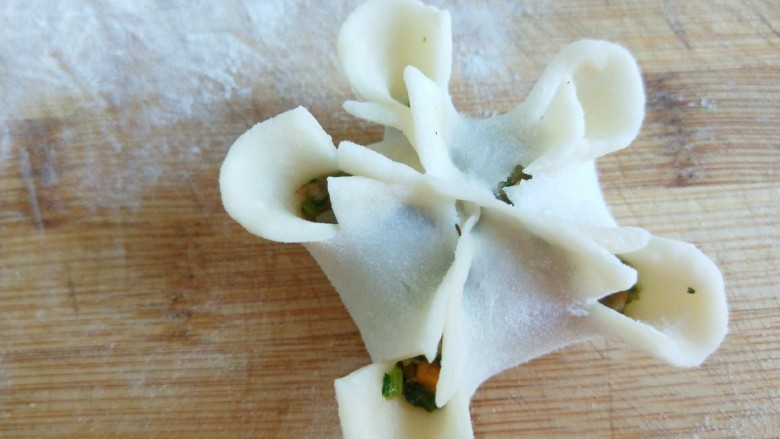 新文美食  花中王牡丹蒸饺,用剪刀在把花瓣剪开如图所示。 