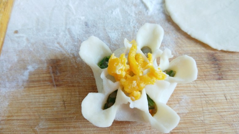 新文美食  花中王牡丹蒸饺,在把蛋黄碎放在中间。