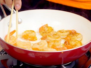泰式炒虾仁,炒锅开小火，放入黄油烧热，放入虾仁，两面各煎约1分钟至颜色金黄，盛出