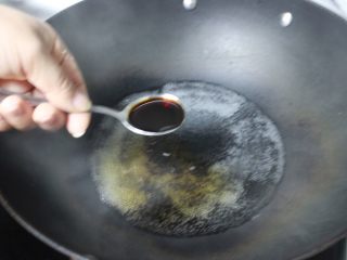 补钙就吃~鲜嫩爽口玉子虾仁,半碗水加入适量生抽和淀粉搅拌均匀，放入锅中煮开。