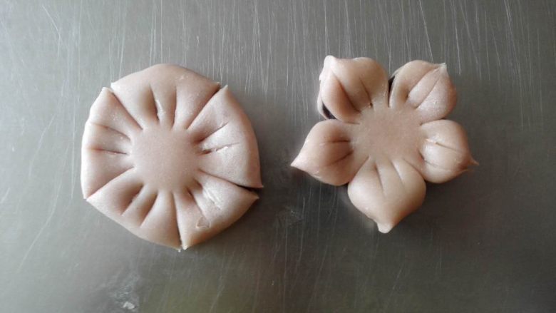桃花酥,如图：用到切出花瓣，划出纹路，再捏出花瓣角！