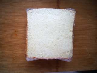 快手早餐—口袋三明治, 盖上另外一片吐司片，用保鲜膜包紧。