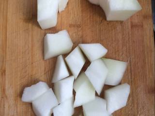 冬瓜玉米排骨汤,将冬瓜去掉瓜瓤，去掉皮，切成块。