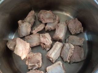冬瓜玉米排骨汤,准备一个炖锅，放入洗净的排骨段。
