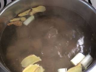 冬瓜玉米排骨汤,大火煮开，转中小火炖半小时。