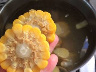 冬瓜玉米排骨汤,加入玉米段。