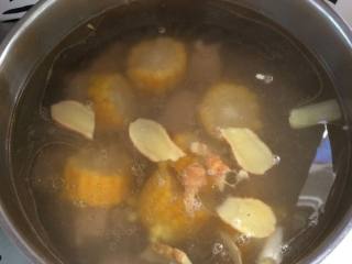 冬瓜玉米排骨汤,继续炖煮半小时。