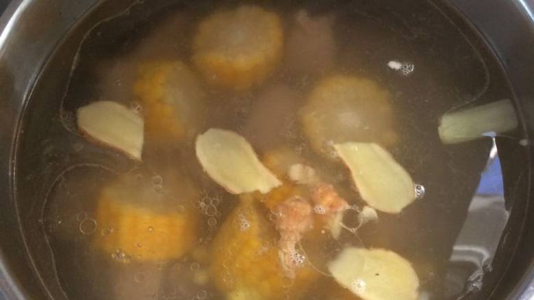 冬瓜玉米排骨汤,继续炖煮半小时。