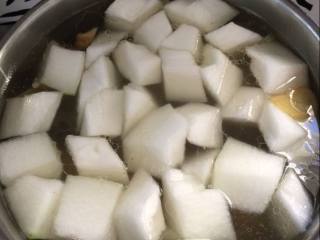 冬瓜玉米排骨汤,加入冬瓜块。