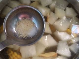 冬瓜玉米排骨汤,加入适量的盐和鸡精调味。在炖半小时就可以了