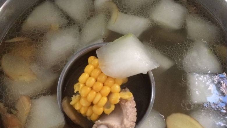 冬瓜玉米排骨汤,炖好了，可以关火了。