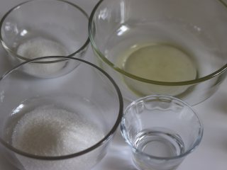 甜蜜蛋白糖 治愈系小确幸,称重材料，分蛋，取蛋白到干净无水无油的盆中。