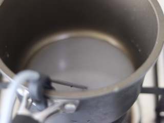 甜蜜蛋白糖 治愈系小确幸,放到燃气上，温度计插放到锅边，伸入糖水中。