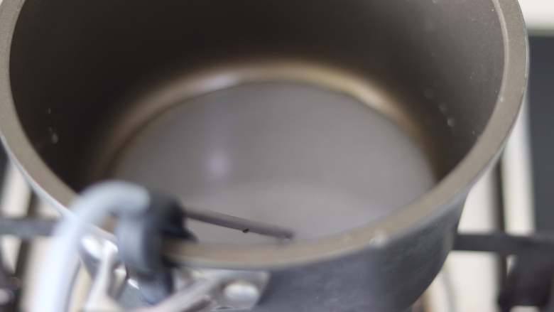 甜蜜蛋白糖 治愈系小确幸,放到燃气上，温度计插放到锅边，伸入糖水中。
