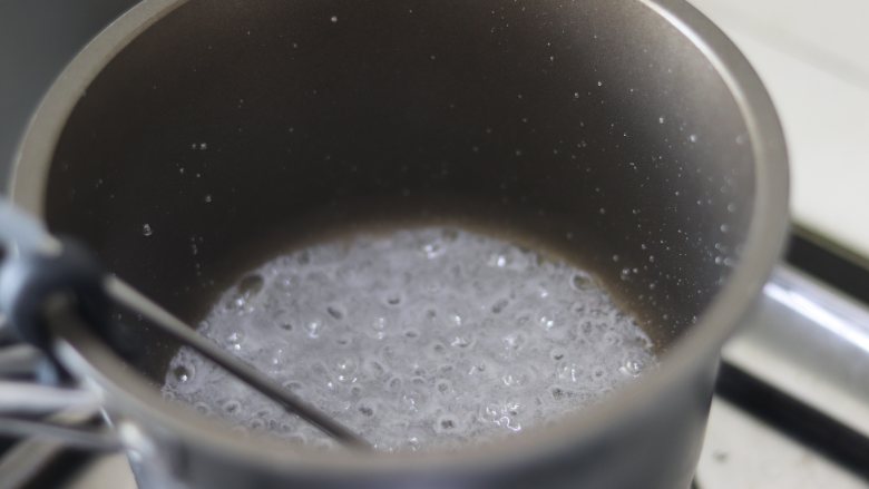 甜蜜蛋白糖 治愈系小确幸,中小火，熬煮糖浆，大约熬到沸腾，105度左右，打发蛋白。