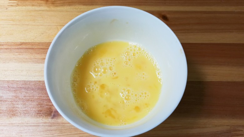 白玉菇丝瓜蛋花汤,鸡蛋打入碗中打散