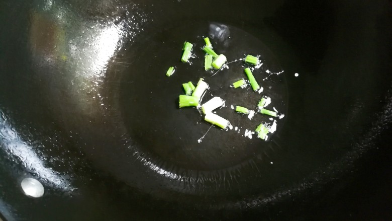 白玉菇丝瓜蛋花汤,热锅凉油放入葱白煎出香味