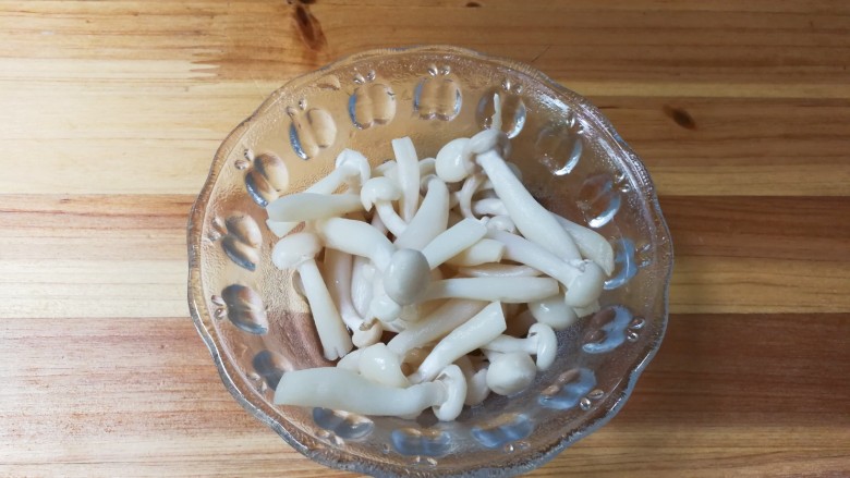 白玉菇丝瓜蛋花汤,白玉菇清洗干净