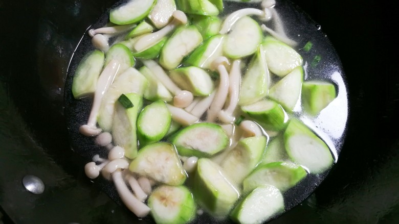 白玉菇丝瓜蛋花汤,放入适量热水烧开