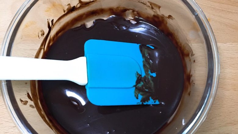 巧克力双色蛋糕卷,巧克力拌匀后冷却备用。