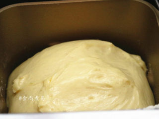 蛋黄餐包,将面包机断电，面团留在面包桶内发酵至体积膨胀为2倍大