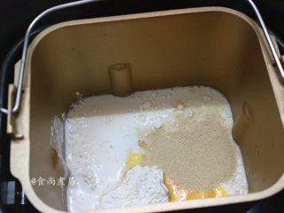 蛋黄餐包,接着倒入盐和酵母粉、面包机通电，选择和面功能，时间为30分钟