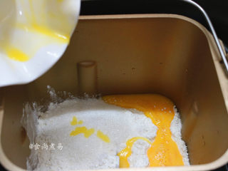 蛋黄餐包,面包桶内倒入牛奶、高低筋面粉、蛋液和细砂糖