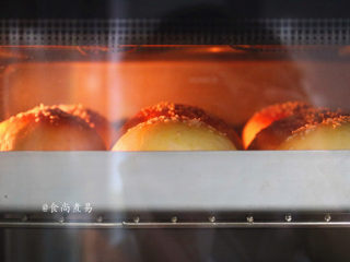 蛋黄餐包,放入预热好的烤箱中层，以170度，上下火烤20分钟即可